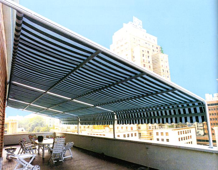 Tenda da sole installata su un terrazzo a Milano
